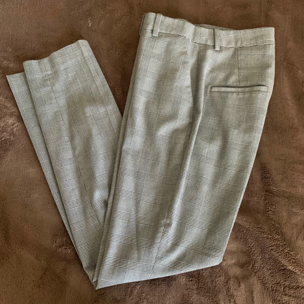 Ankle length work pants. Fitted. Very cute